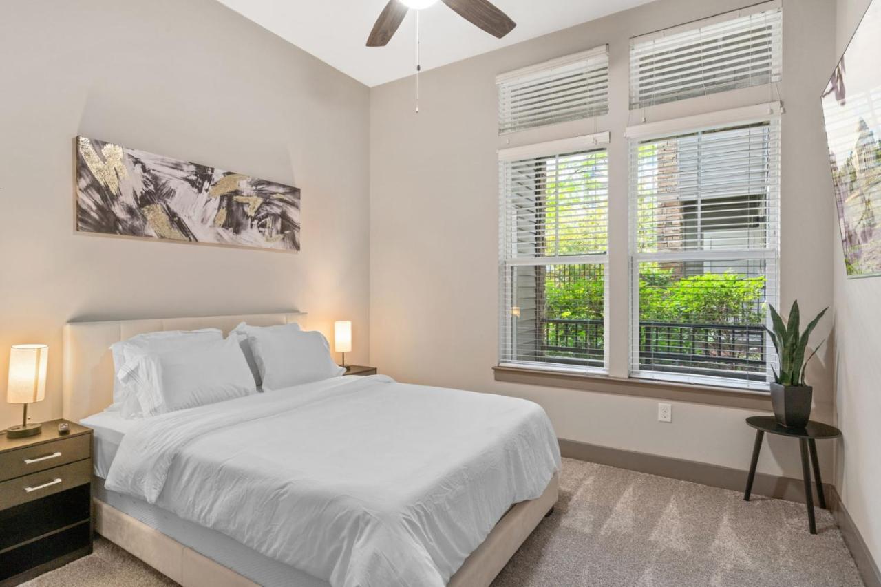 Grand Luxury Premium Vaulted Ceilings Apartment Woodbridge Bagian luar foto