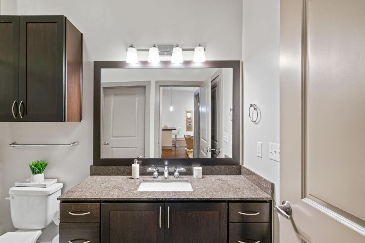 Grand Luxury Premium Vaulted Ceilings Apartment Woodbridge Bagian luar foto