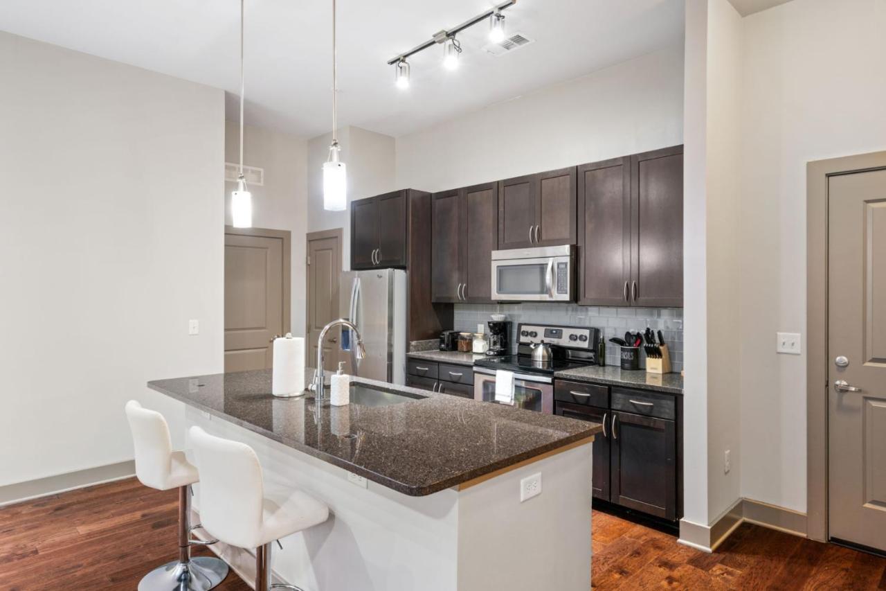 Grand Luxury Premium Vaulted Ceilings Apartment Woodbridge Bagian luar foto