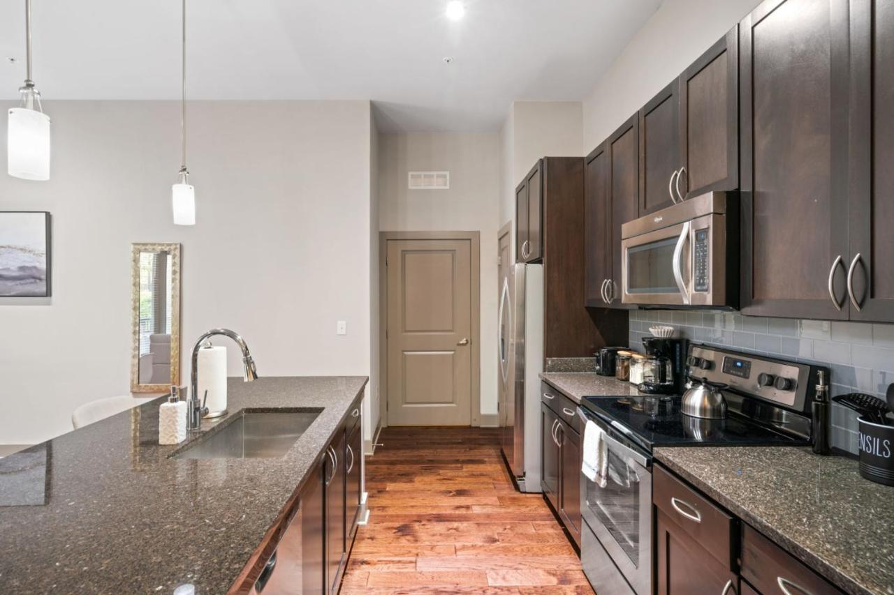 Grand Luxury Premium Vaulted Ceilings Apartment Woodbridge Bagian luar foto