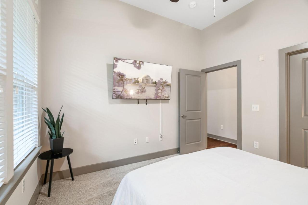Grand Luxury Premium Vaulted Ceilings Apartment Woodbridge Bagian luar foto