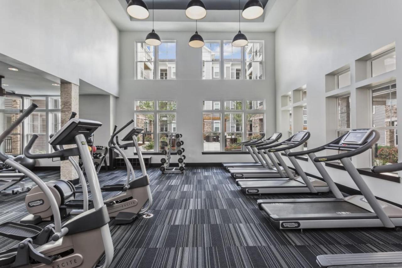Grand Luxury Premium Vaulted Ceilings Apartment Woodbridge Bagian luar foto