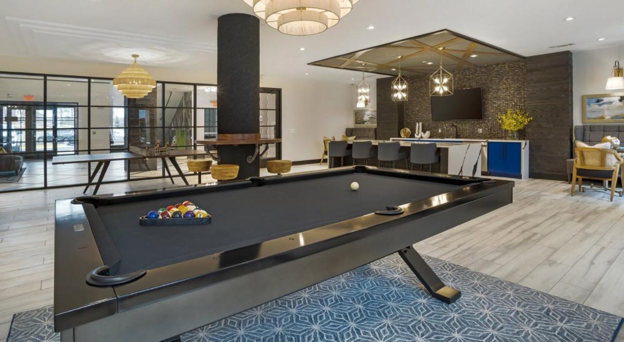 Grand Luxury Premium Vaulted Ceilings Apartment Woodbridge Bagian luar foto