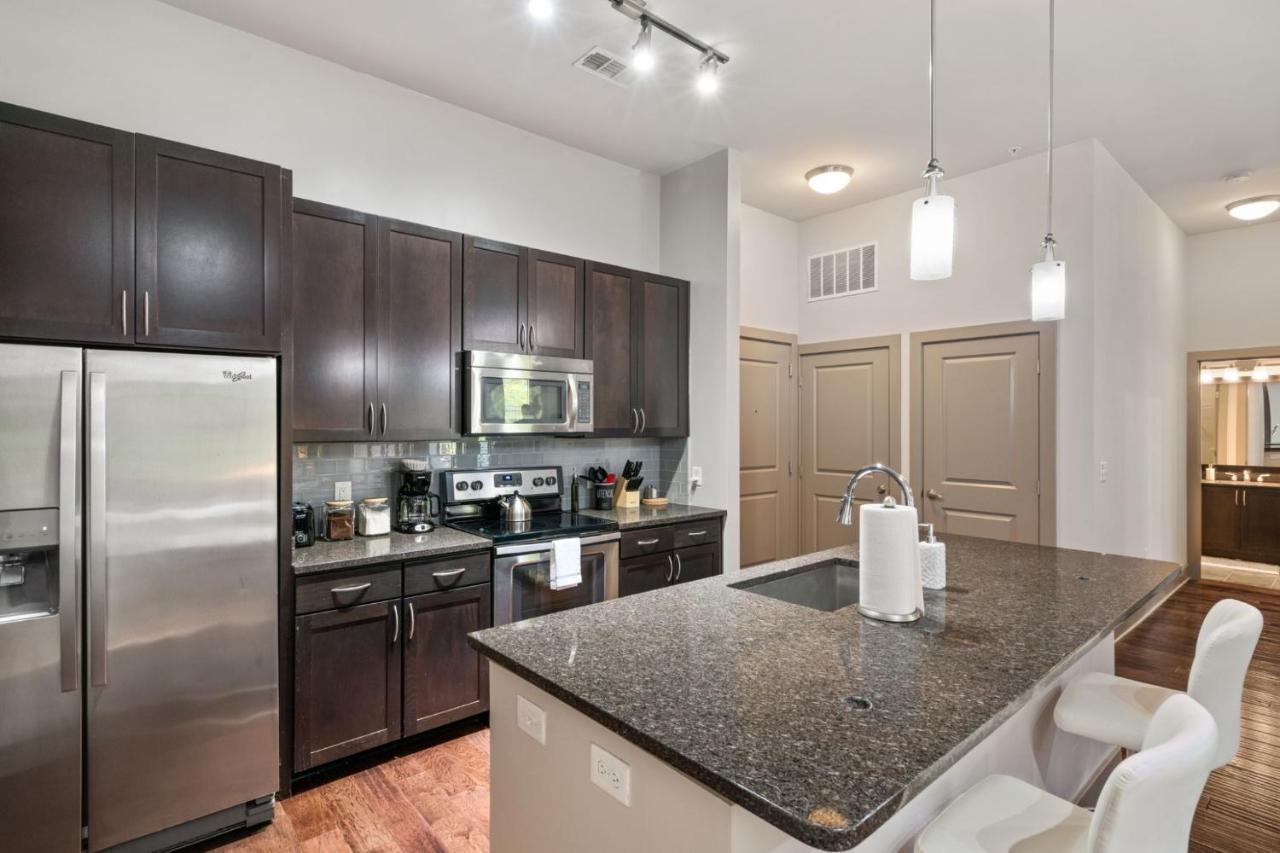 Grand Luxury Premium Vaulted Ceilings Apartment Woodbridge Bagian luar foto