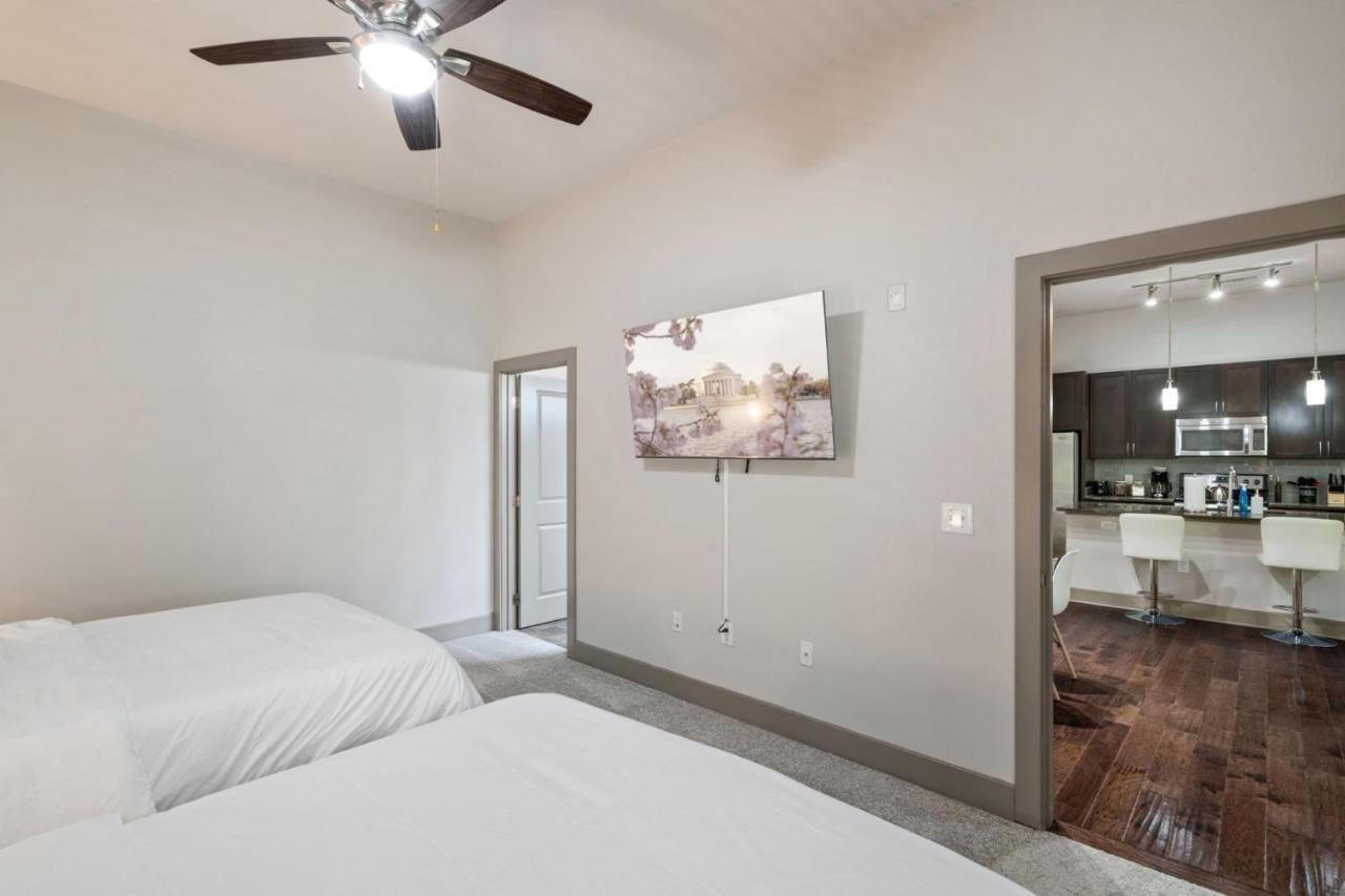 Grand Luxury Premium Vaulted Ceilings Apartment Woodbridge Bagian luar foto