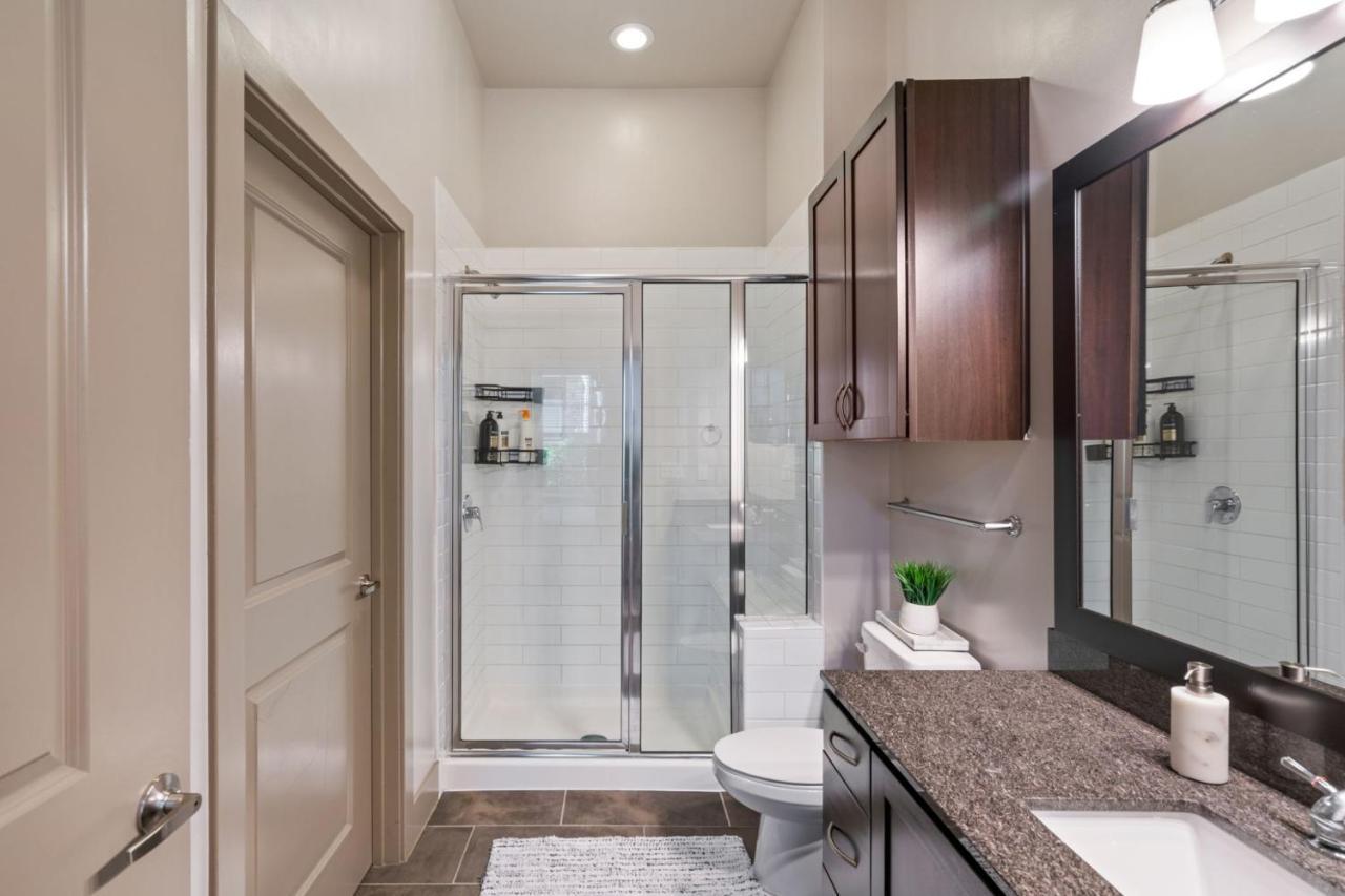 Grand Luxury Premium Vaulted Ceilings Apartment Woodbridge Bagian luar foto