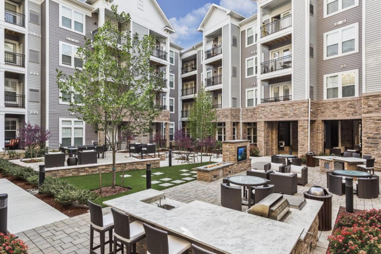 Grand Luxury Premium Vaulted Ceilings Apartment Woodbridge Bagian luar foto